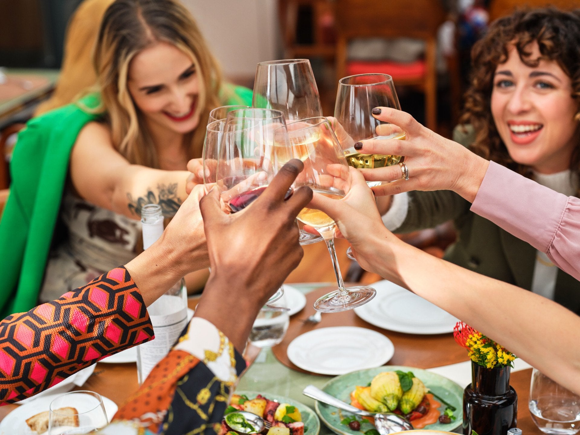 Gruppo di giovani donne a Il Giardino Ristorante che brindano 