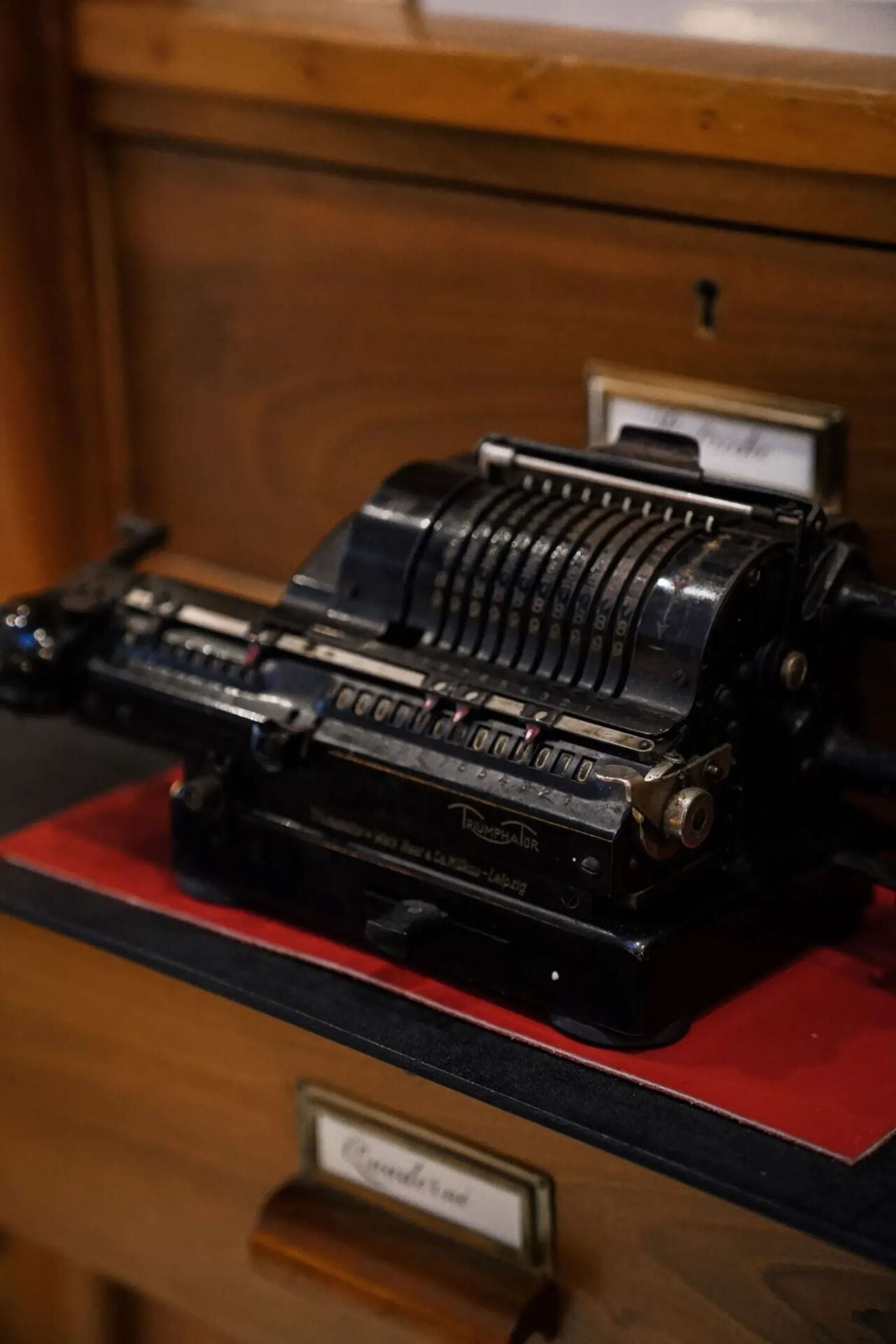 Macchina da scrivere d'antiquariato su ripiano di mobile in legno