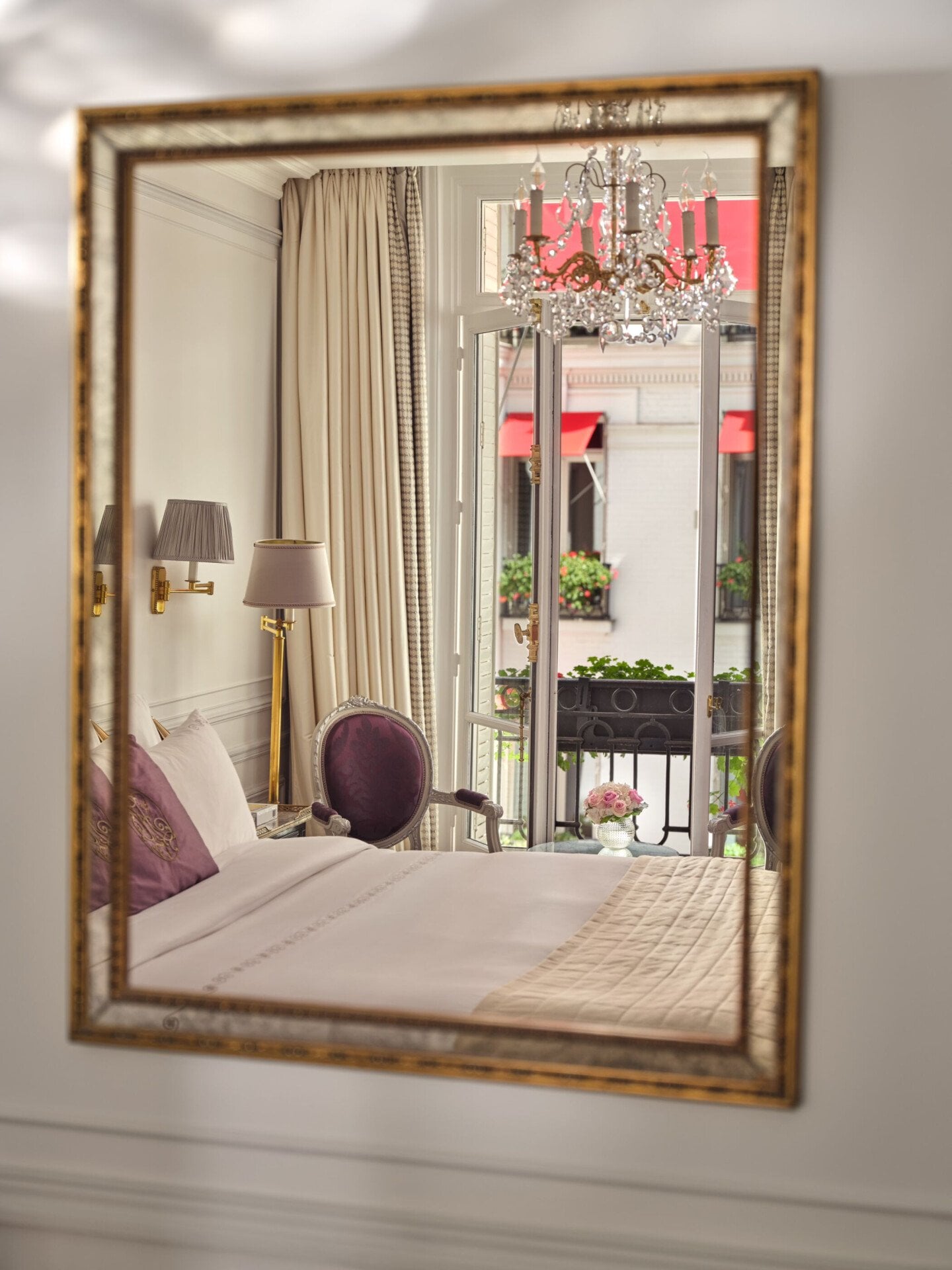 Voici le miroir de la Chambre Simple Classique #401 au Plaza Athénée. 