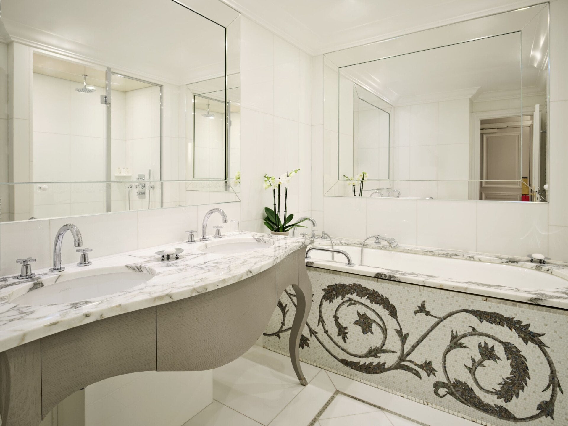 Voici la salle de bain de la chambre supérieure n°454 du Plaza Athénée. 