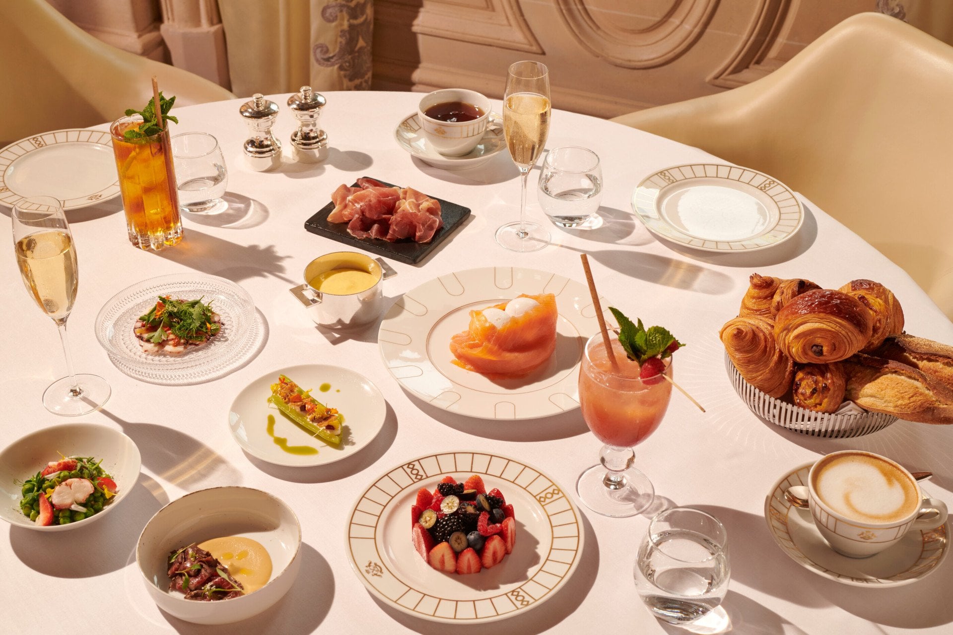 Grande vista de uma mesa de brunch no Le Meurice, Paris - Dorchester Collection