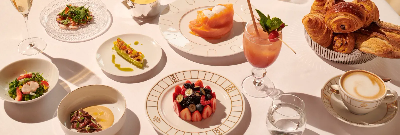 Grande vista de uma mesa de brunch no Le Meurice, Paris - Dorchester Collection