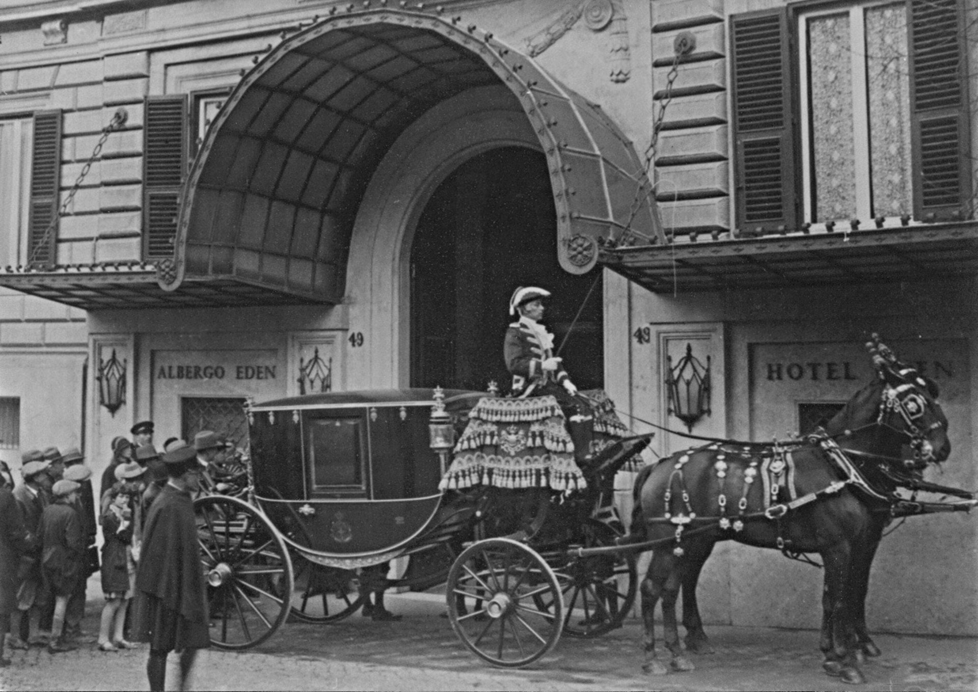 Guests arriving with carriage with horses at Hotel Eden in 1890