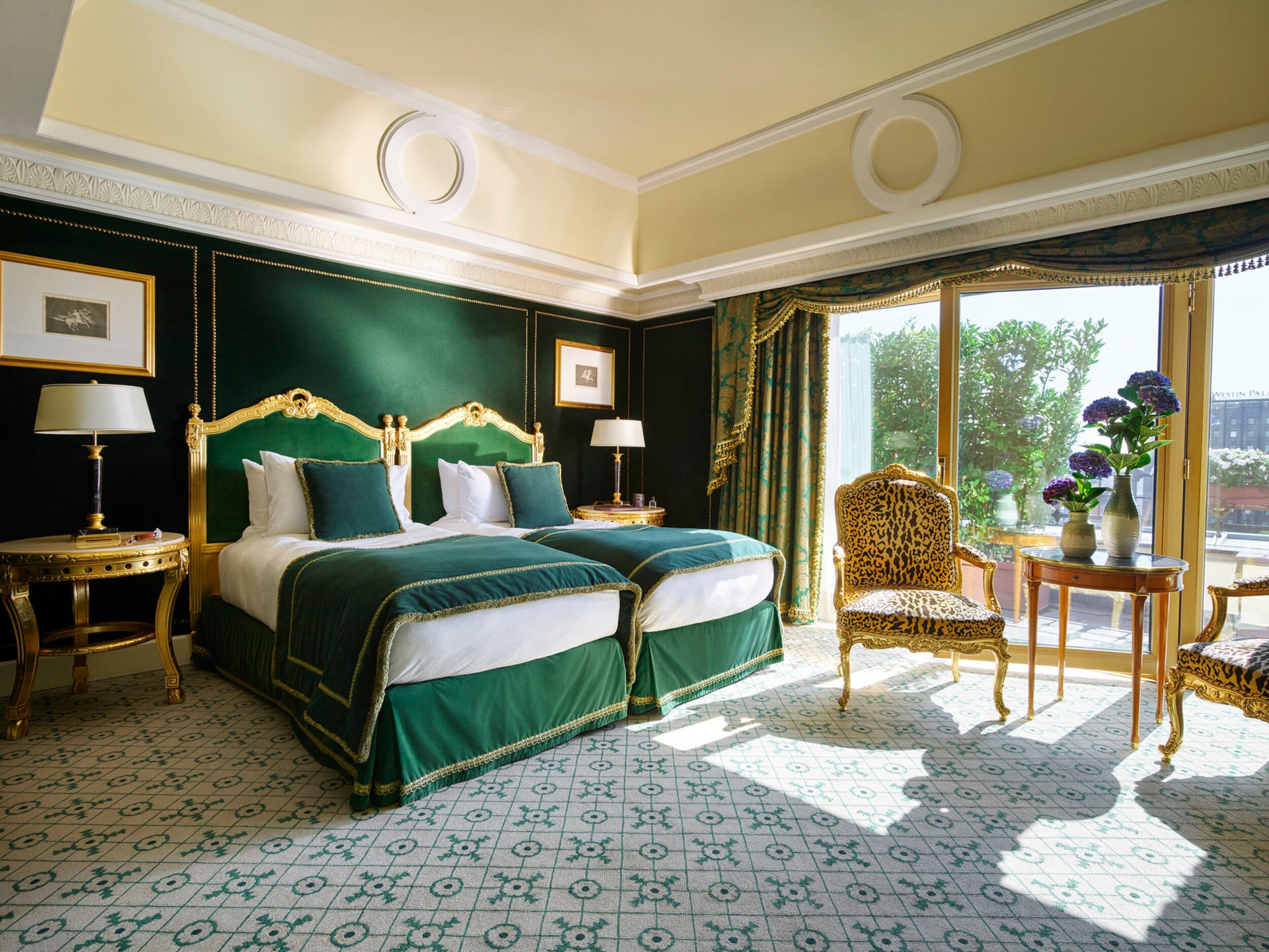Vista della prima camera da letto di colore verde nella nostra Suite Presidenziale con una splendida luce naturale 