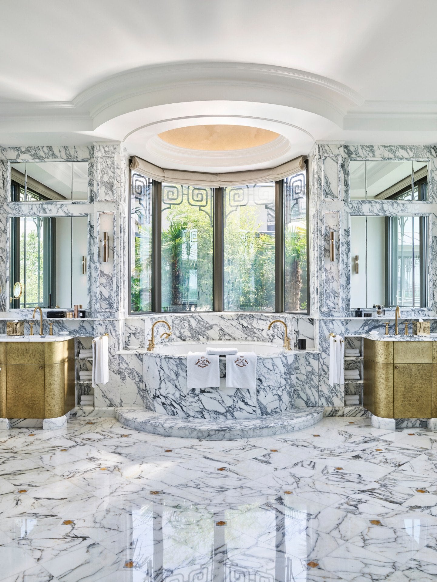 Casa de banho em mármore na suite Belle Etoile no Le Meurice, Paris.