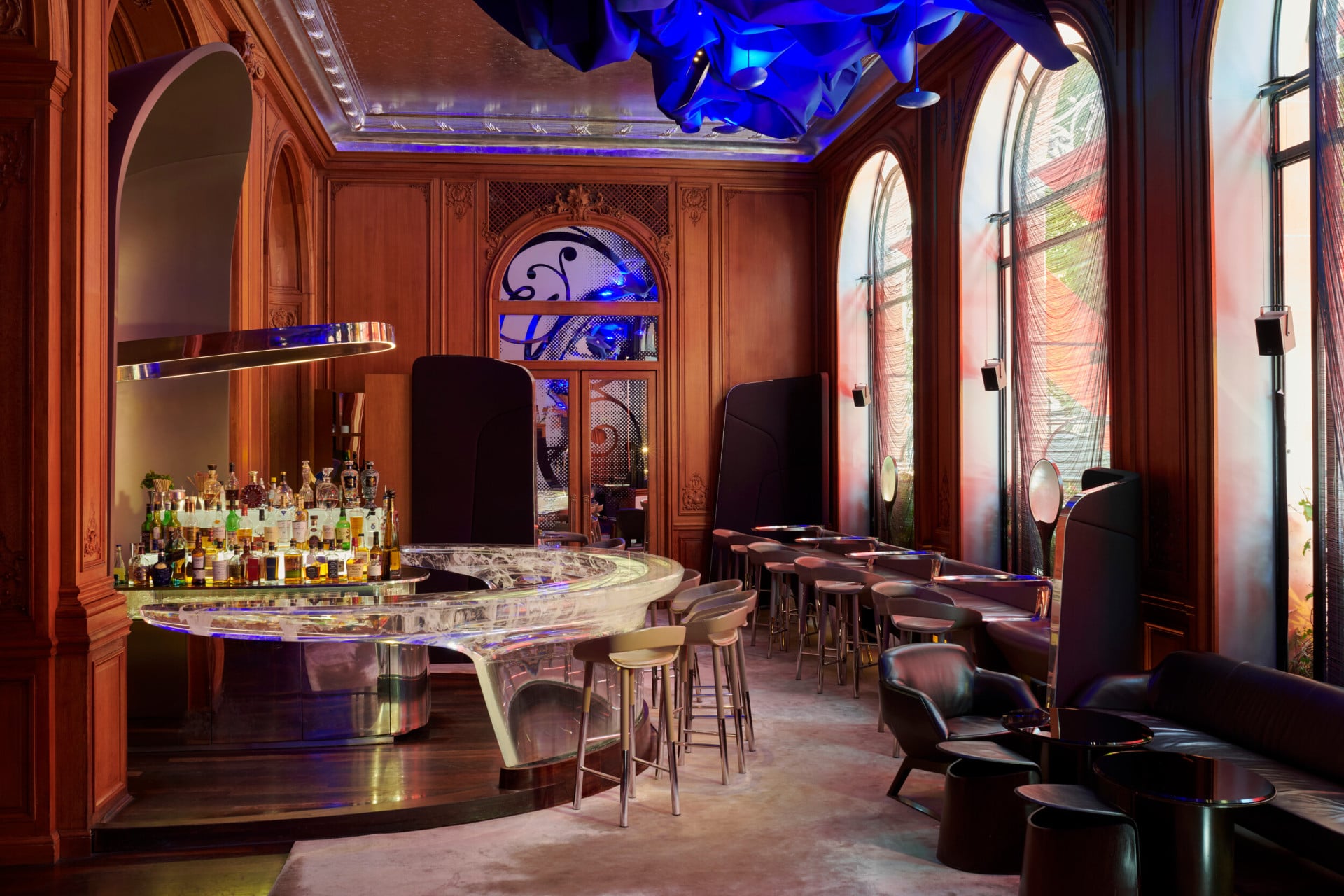 Imagem do Le Bar no Hôtel Plaza Athénée, Paris, painéis de madeira, teto azul e balcão transparente