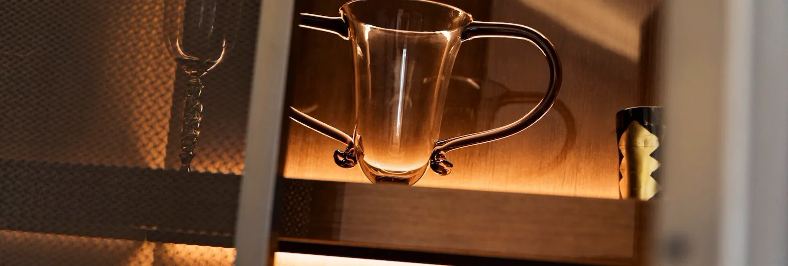 vaso di Murano dentro un armadio in una camera a Hotel Eden Roma