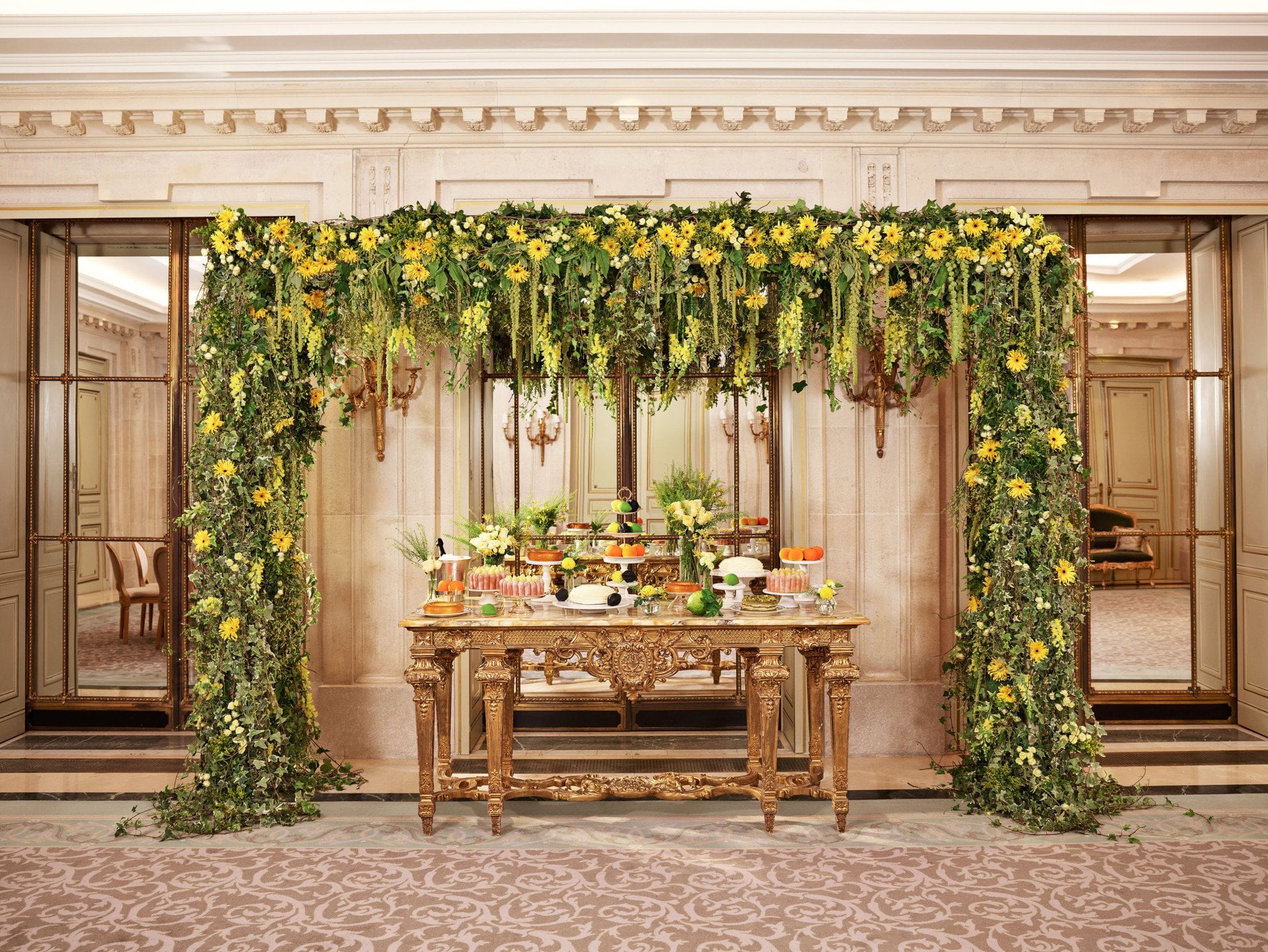 Buffet de doces com arco decorativo de plantas no Salão Tulherias do Le Meurice - Coleção Dorchester