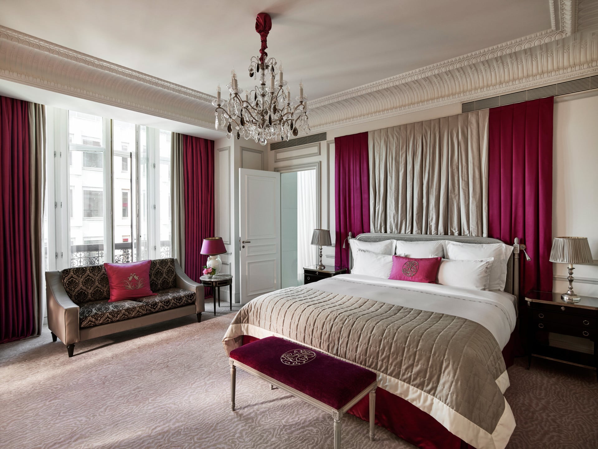 La chambre de la suite eiffel au Plaza athenee