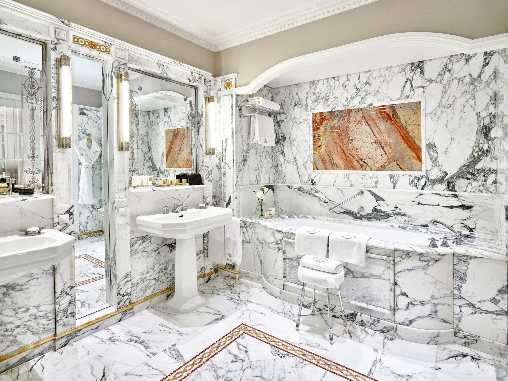 Salle de bain en marbre dans l’Appartement Présidentiel du Meurice, Paris.