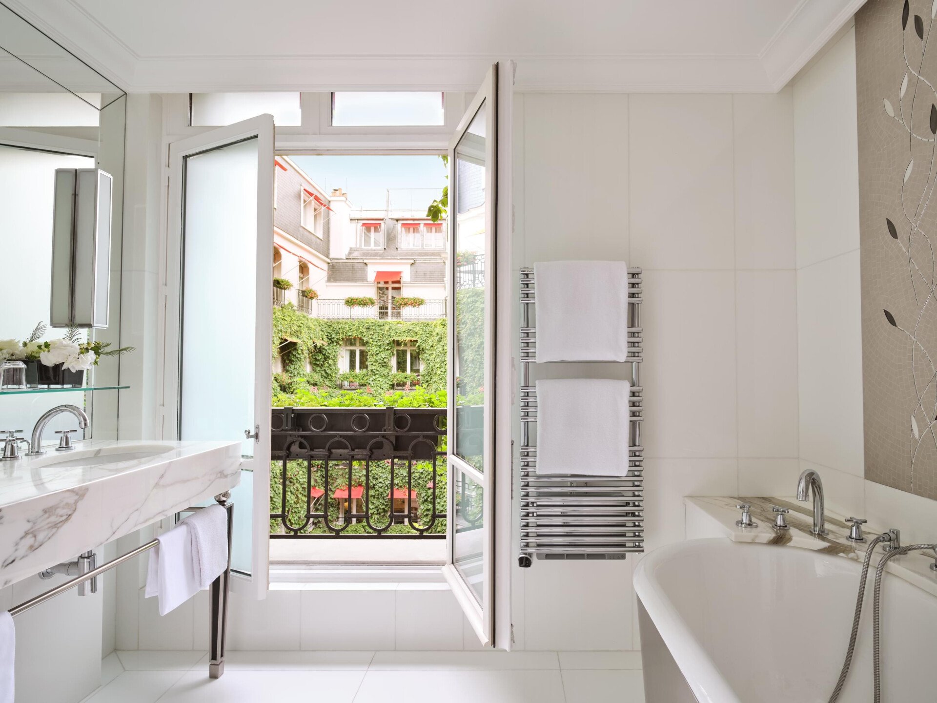 This is the bathroom of the Junior Suite #532 at the Plaza Athénée.