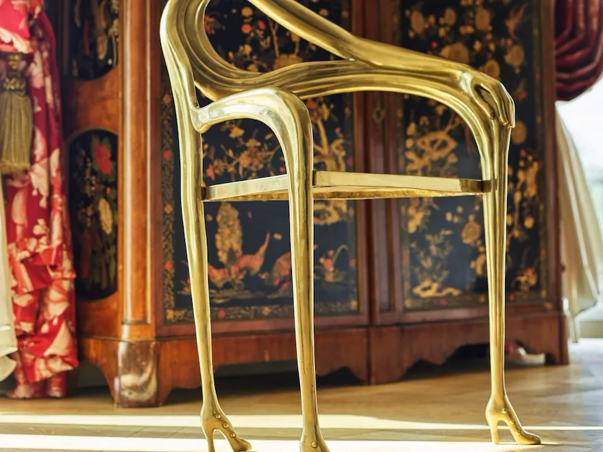 Chaise et mobilier en or dans l’appartement présidentiel au Meurice, Paris.