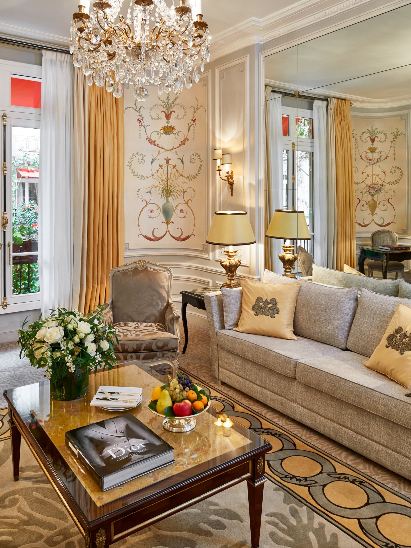 Le Salon de la Suite Deluxe à l' Hôtel Plaza Athénée.
