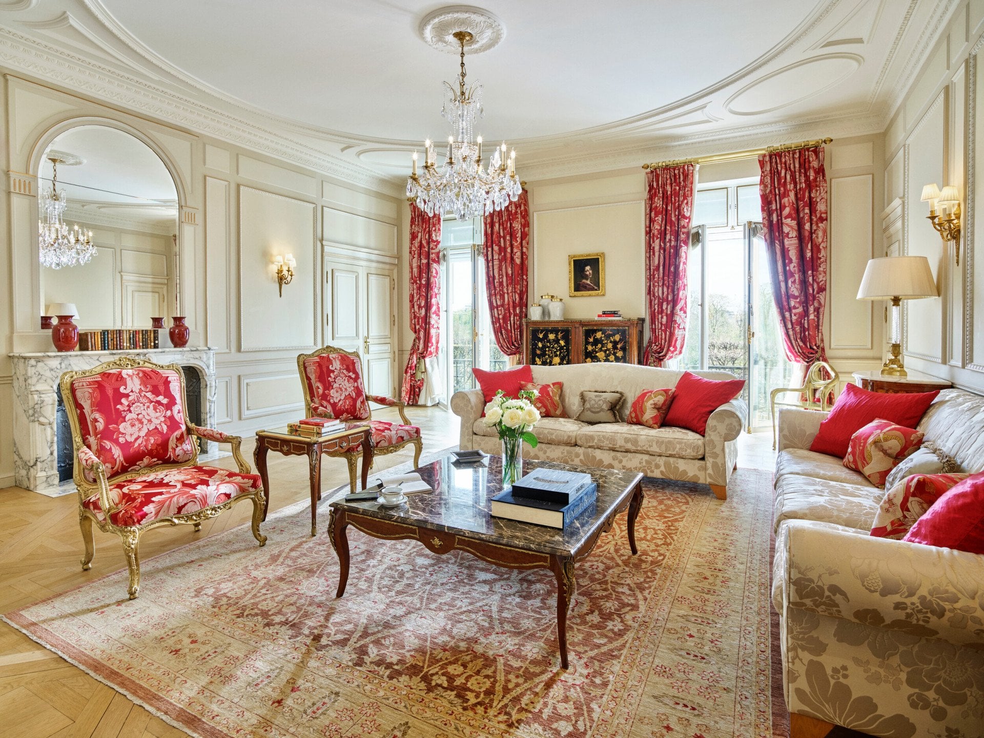Detalhes da sala de estar presidencial no Le Meurice, Paris.