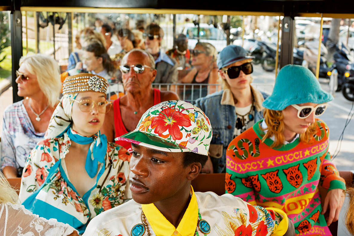 Photo prise par Martin Parr, des personnes sont dans un bus, habillés de façon colorée. 