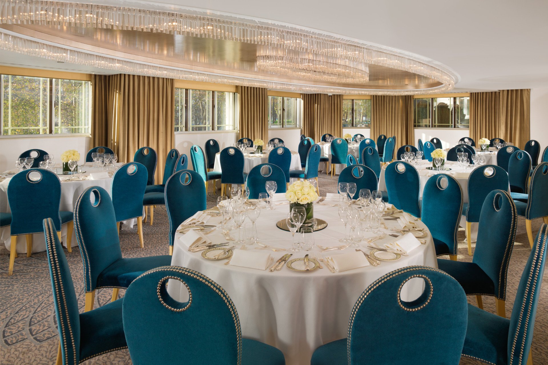 The Dorchester Crystal Suite Lunch set up, white roses 