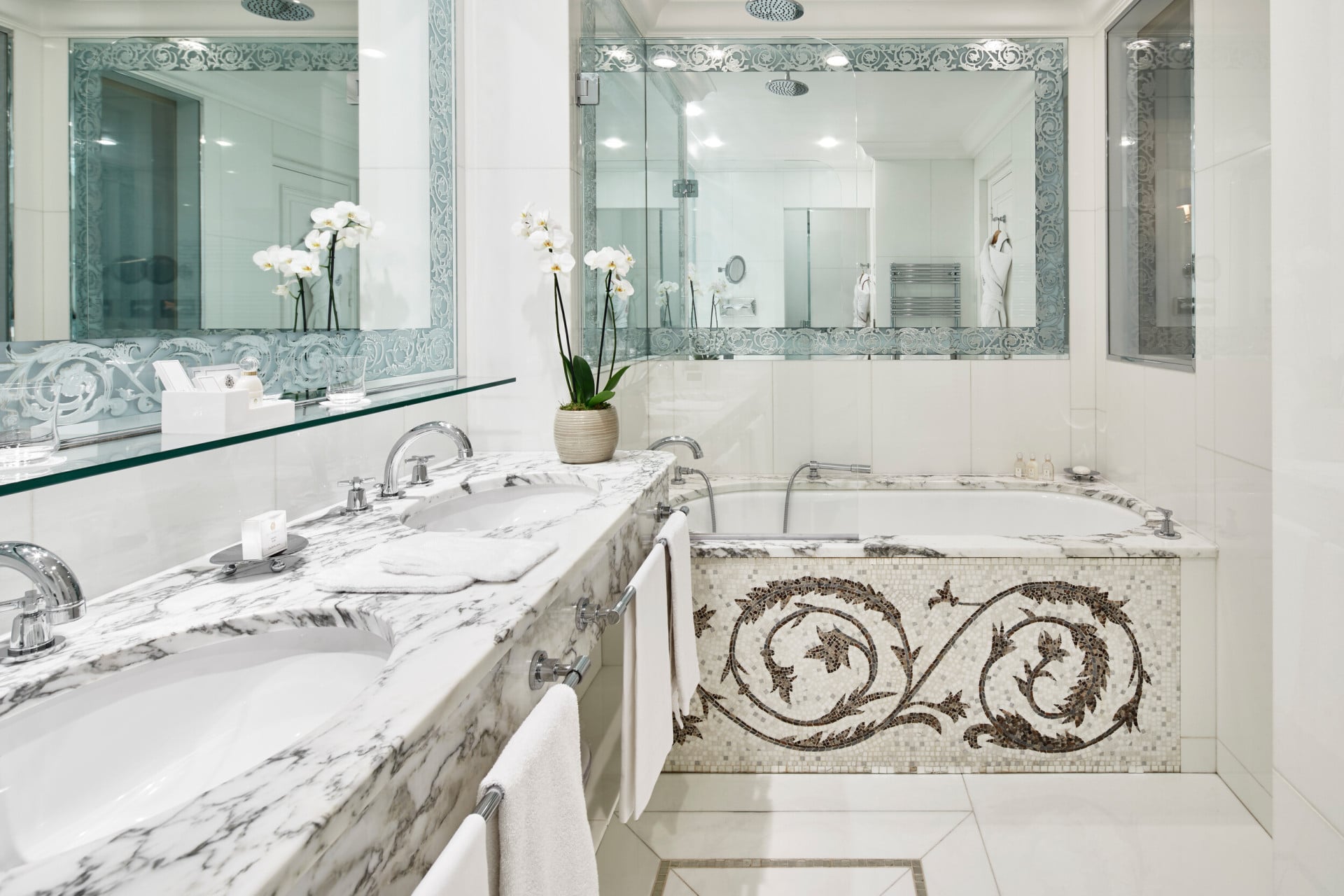 La salle de bain dans la Deluxe room avenue montaigne au Plaza Athénée