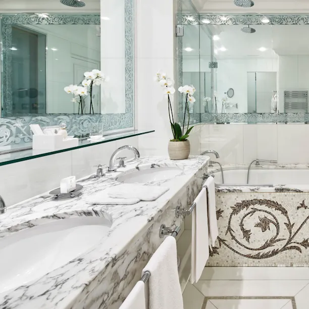 A casa de banho do quarto Deluxe avenue montaigne no Plaza Athénée