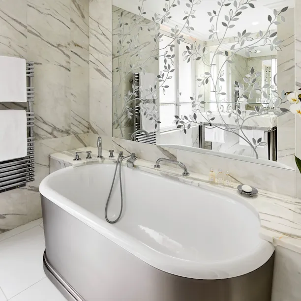 A casa de banho da Suite Júnior do Hotel Plaza Athénée.