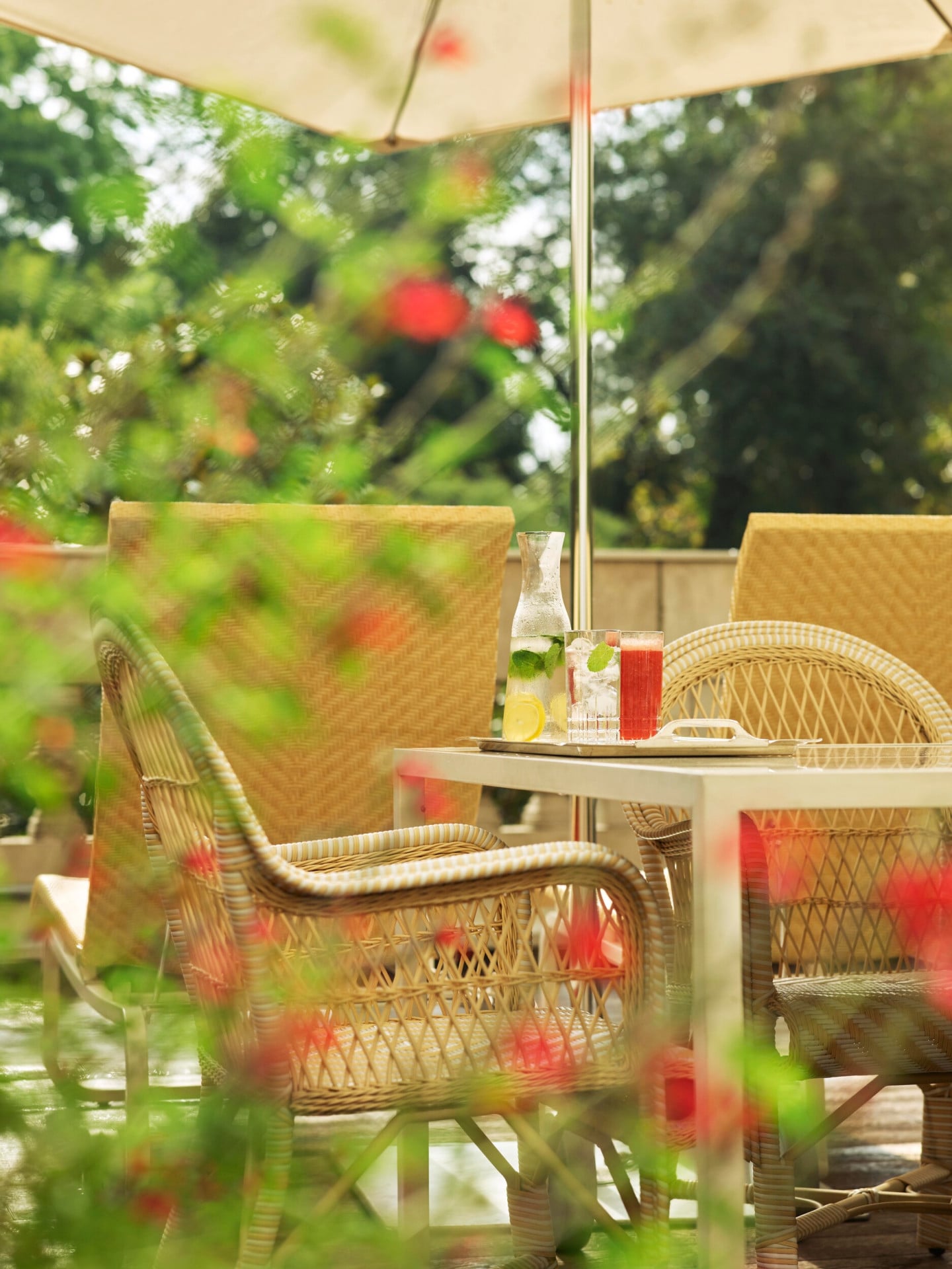 Terrazza delle Principe Suite terrace con un primo piano sul tavolo con succhi e acque aromatiche 