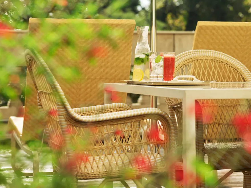 Terrazza delle Principe Suite terrace con un primo piano sul tavolo con succhi e acque aromatiche