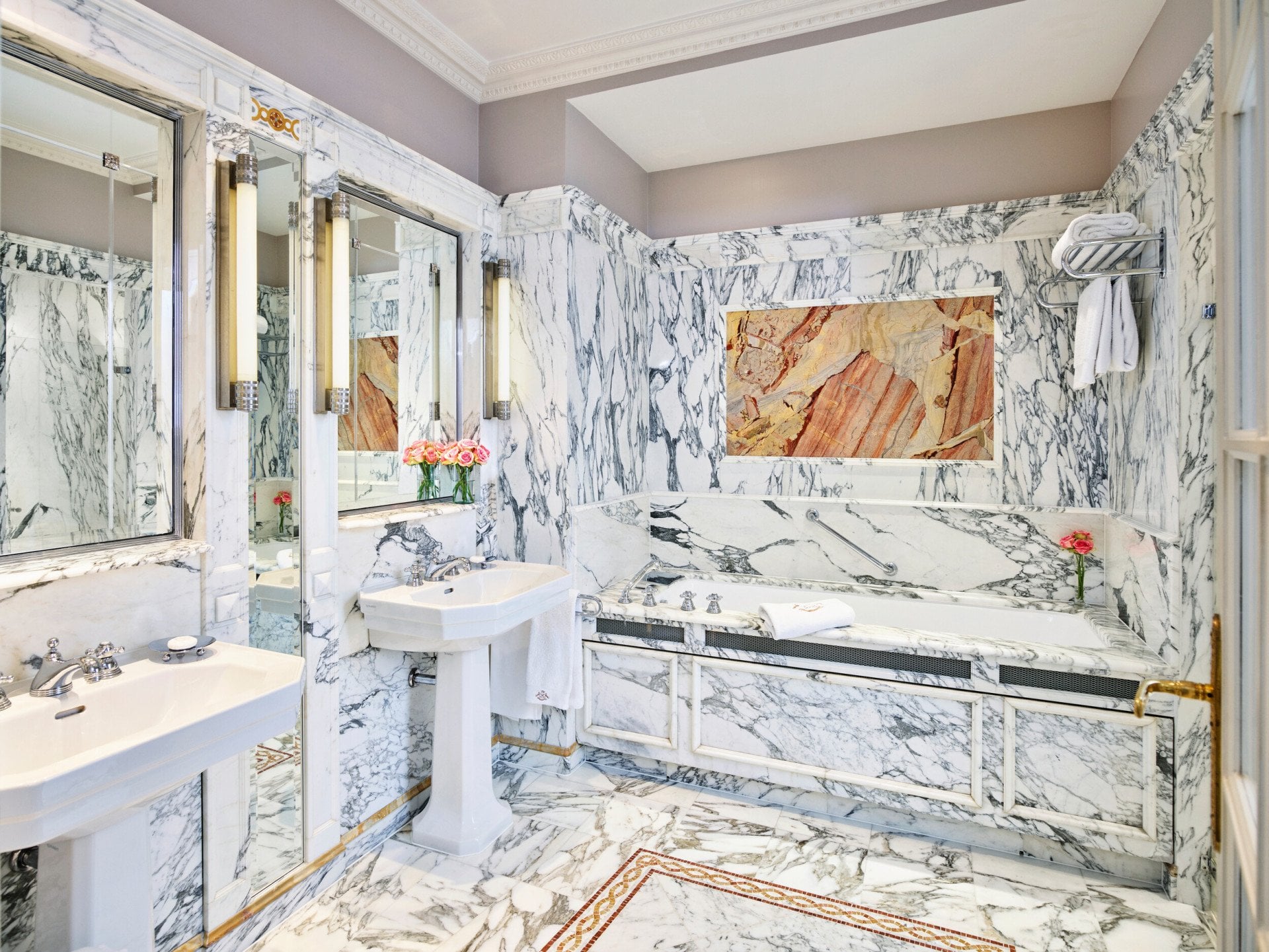 Fotografia de paisagem da casa de banho em mármore da suite Versailles no Le Meurice, Paris.