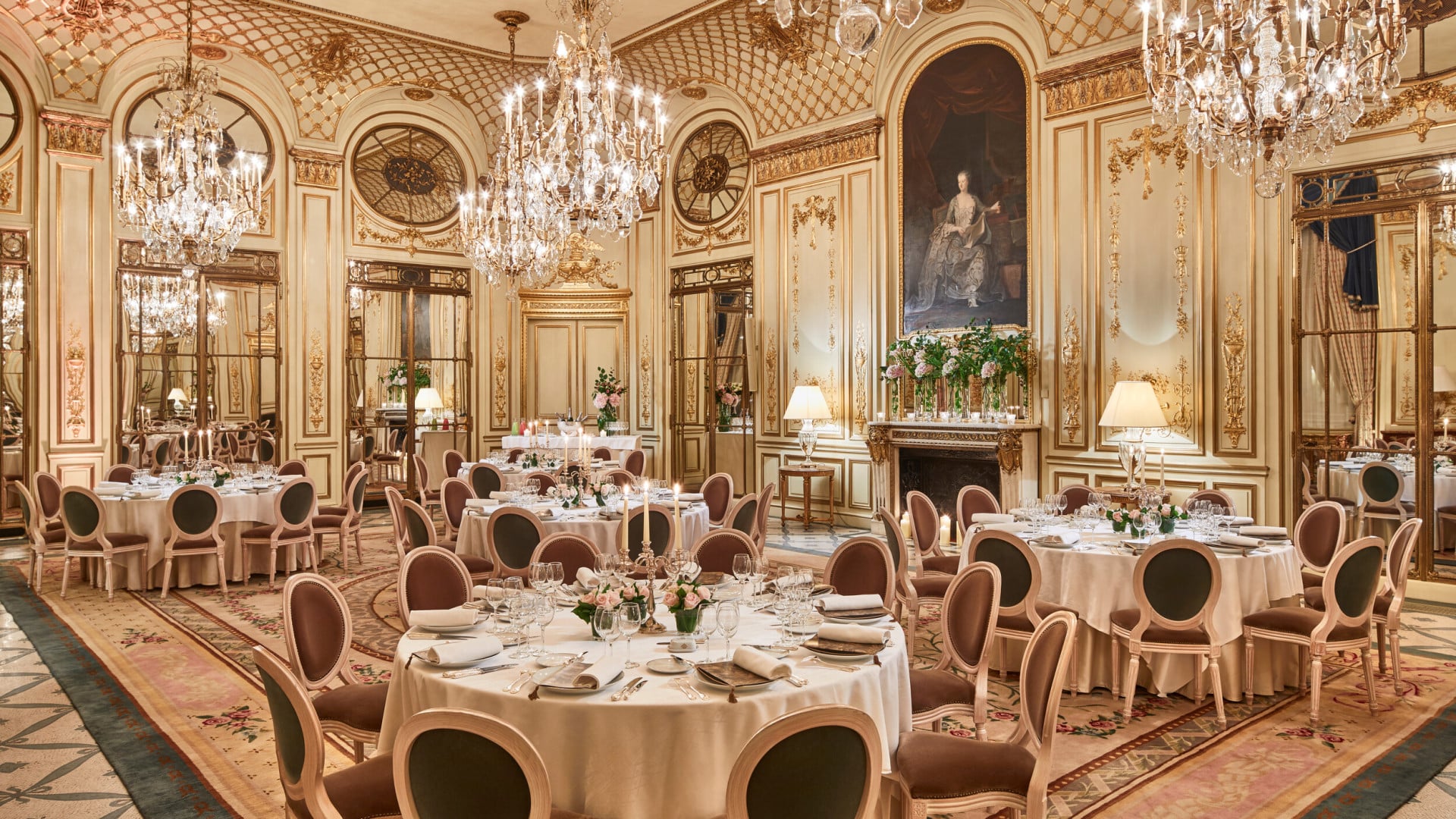 Photo de la salle événementielle lumineuse du Salon Pompadour de style Versailles, aménagée pour le dîner avec quatre grandes tables rondes dressées au Meurice, Paris
