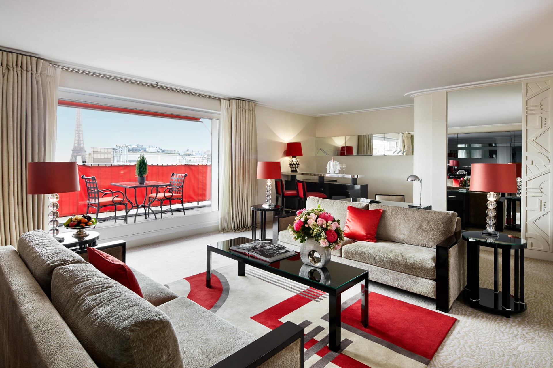 Sala de estar do apartamento com varanda com vista para a Torre Eiffel, no Hotel Plaza Athénée