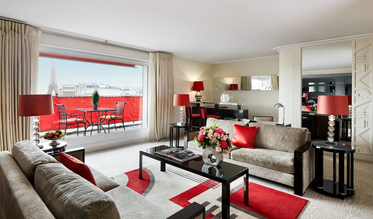 Sala de estar do apartamento com varanda com vista para a Torre Eiffel, no Hotel Plaza Athénée
