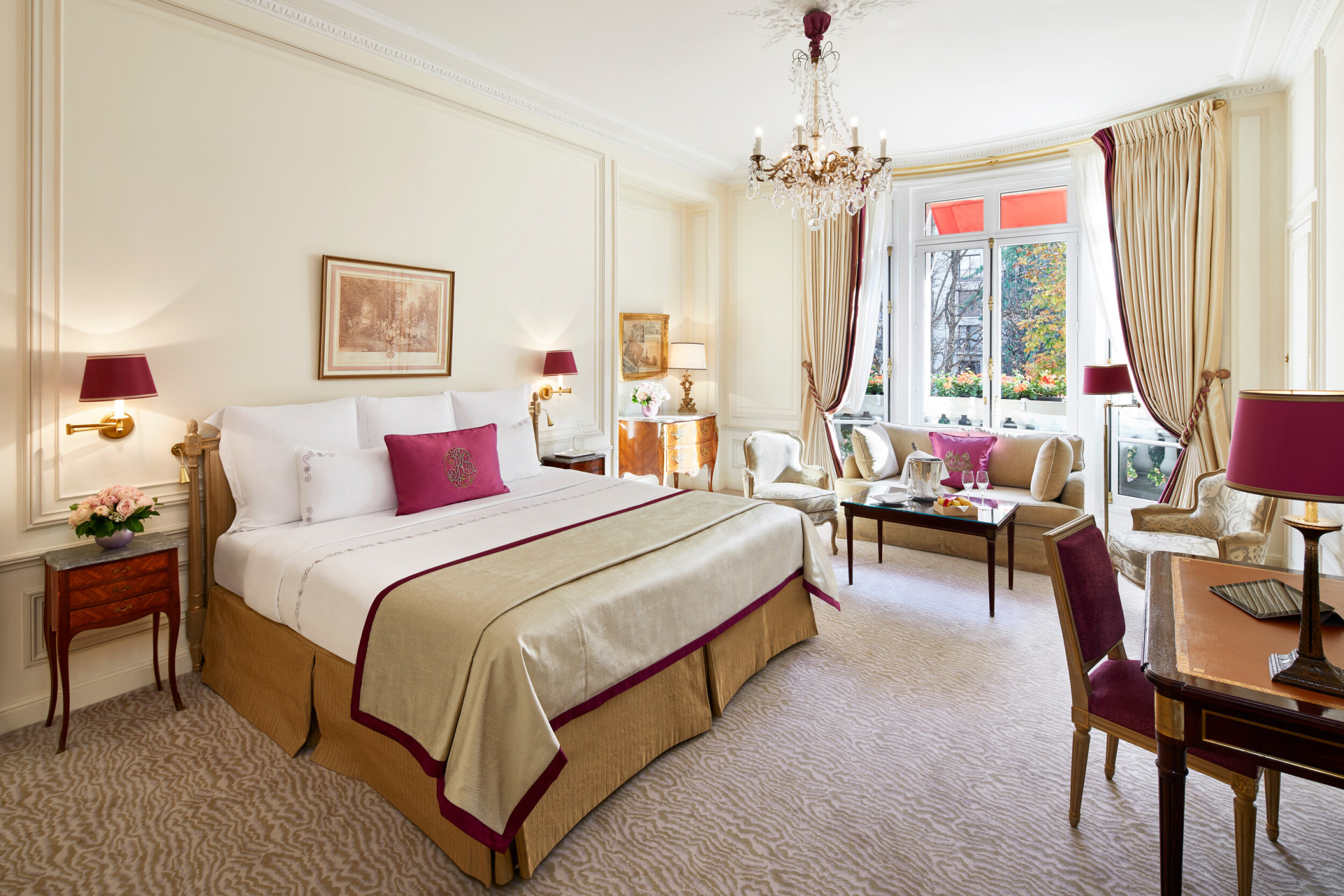 Vue d'une suite junior avenue montaigne à l'hotel plaza athenée