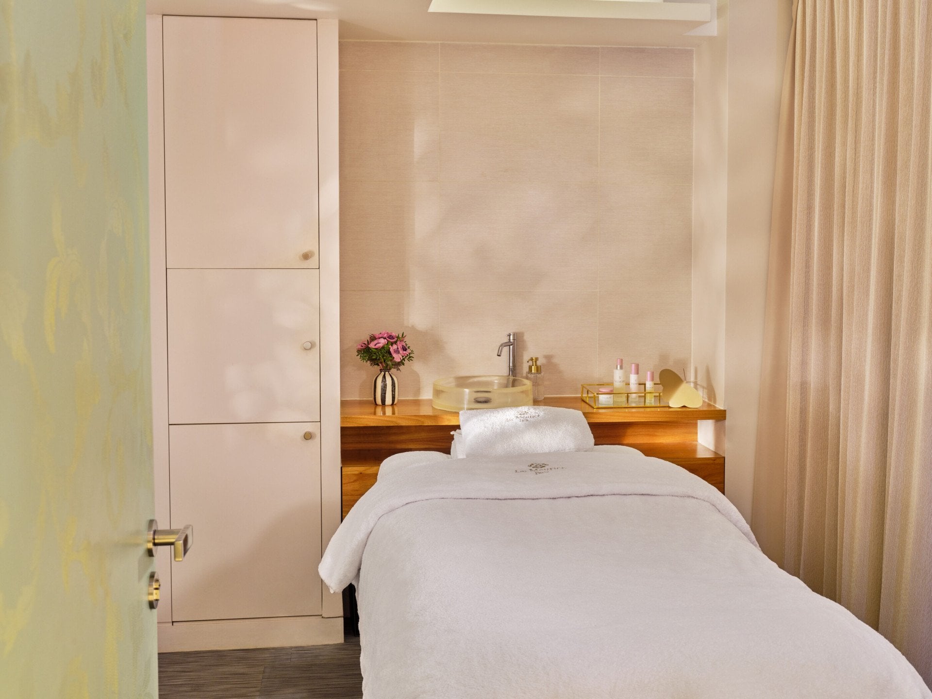 Sala de tratamento individual com mesa de massagem no Spa Valmont pour Le Meurice, Paris - Dorchester Collection