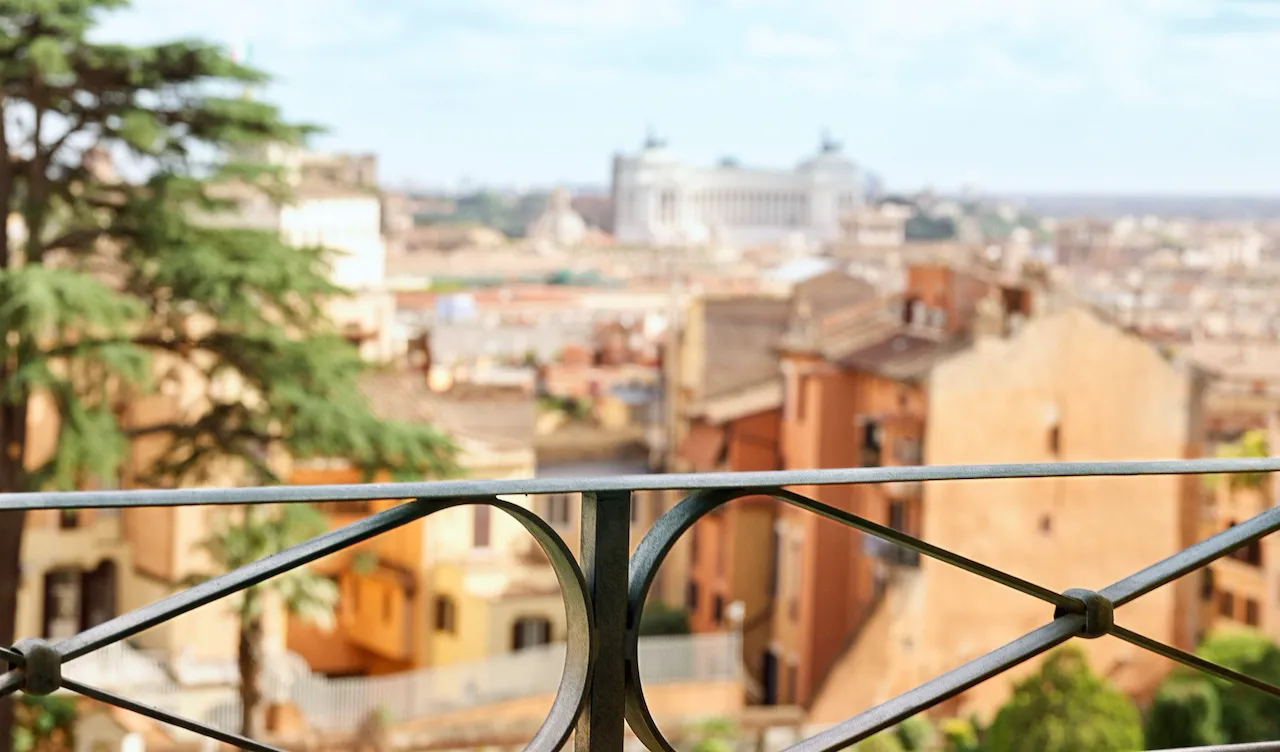 Dettaglio di ringhiera in ferro battuto di un balcone di Hotel Eden Roma