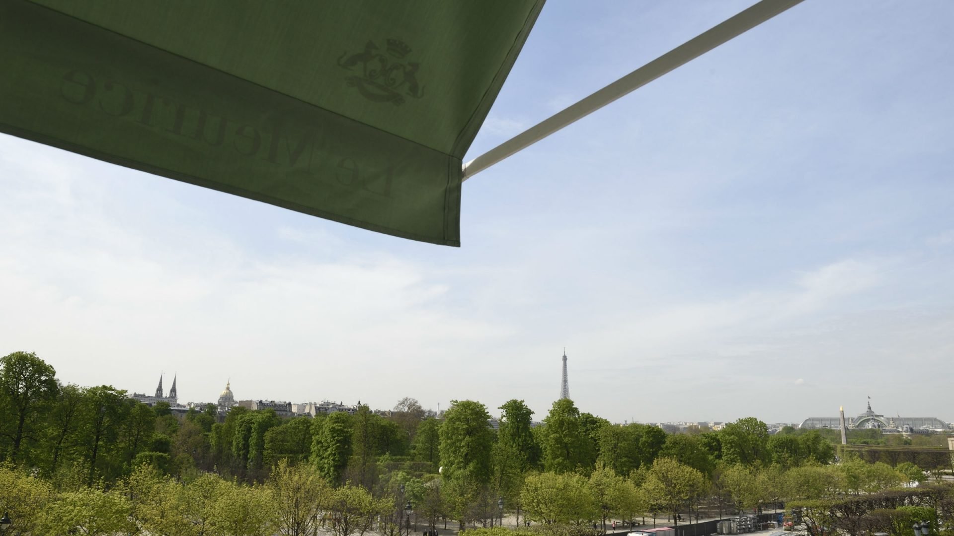 Vue sur les tuileries depuis la chambre de la  suite présidentielle Dali, au Meurice, Paris