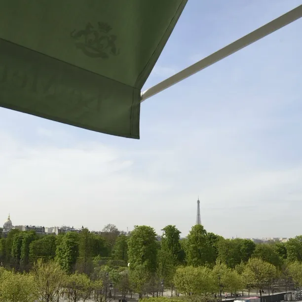 Vista das tulherias do quarto da Suíte Presidencial Dali, no Le Meurice, Paris