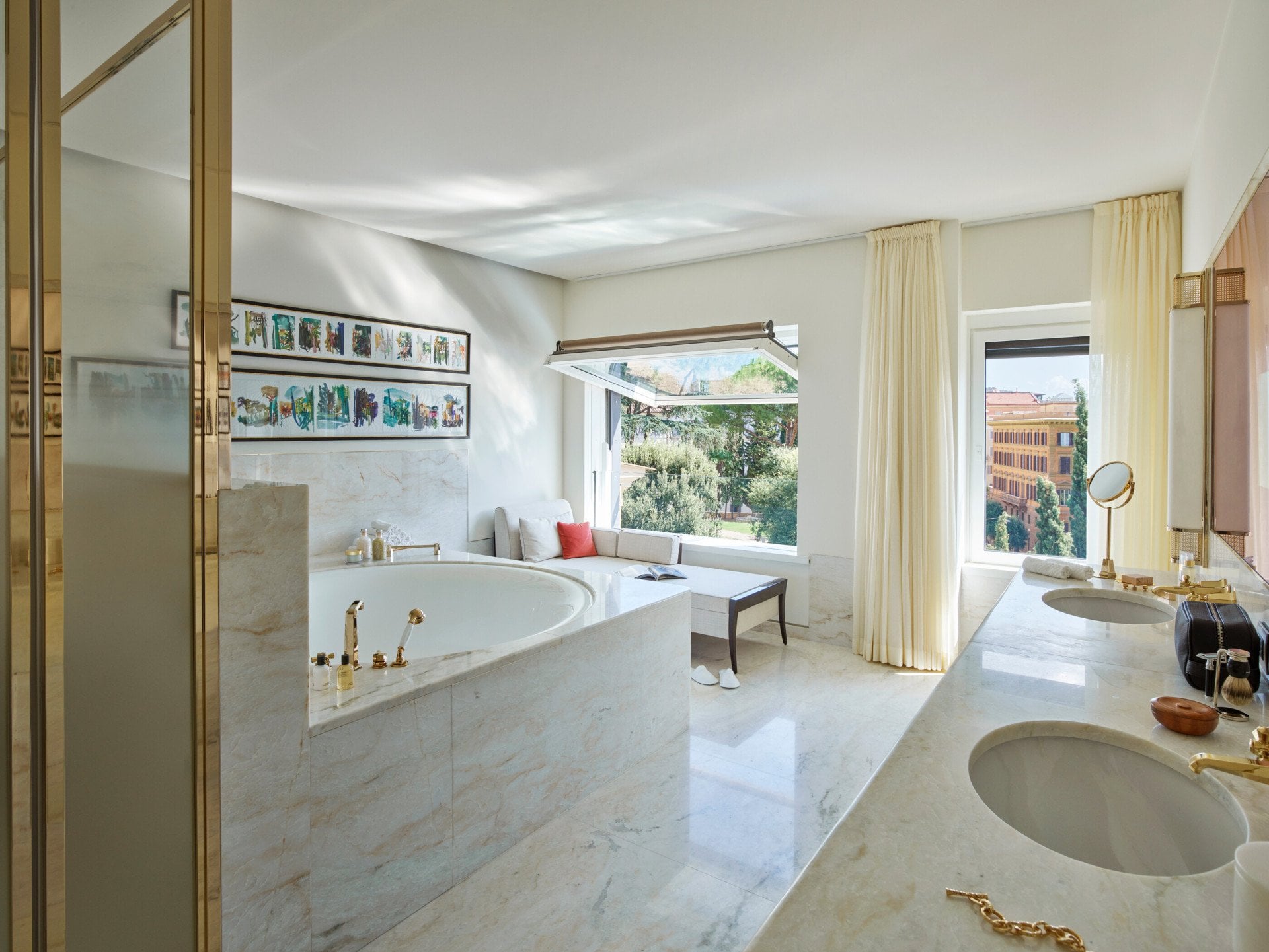 Bagno con vasca circolare della Suite Penthouse Bellavista a Hotel Eden Roma