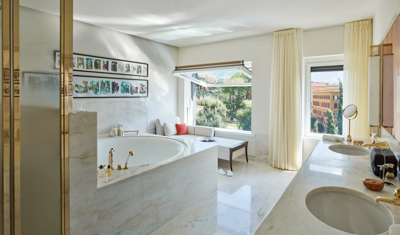 Bagno con vasca circolare della Suite Penthouse Bellavista a Hotel Eden Roma