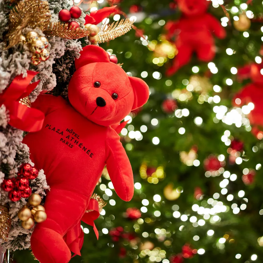 Photo d'un sapin de noel avec la peluche Gustave, mascotte de l'hôtel