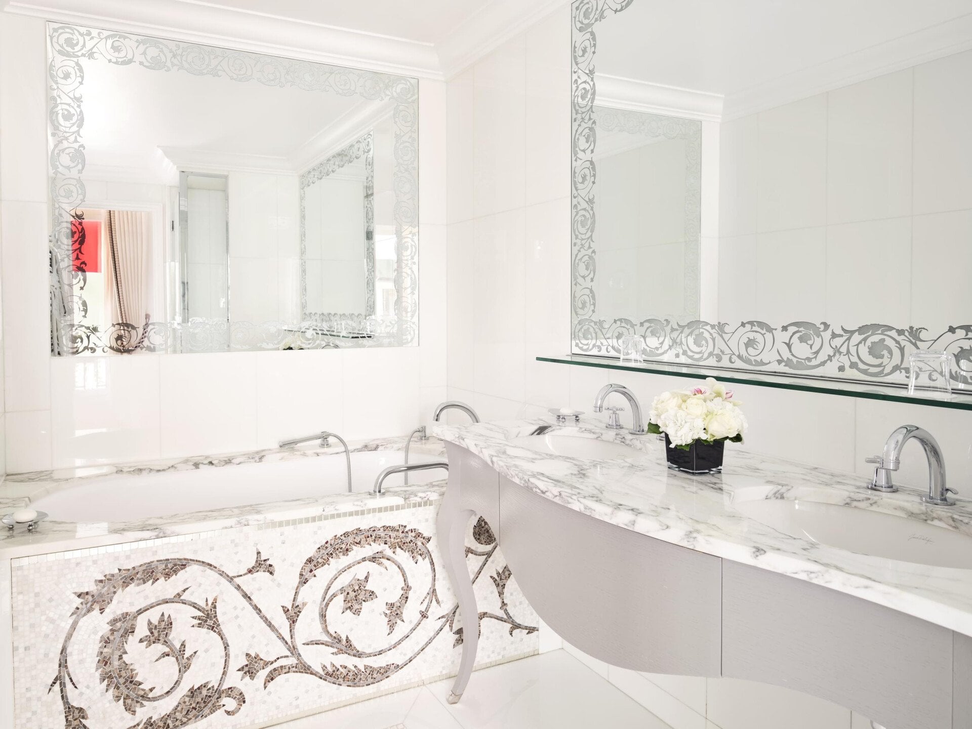 Esta é a casa de banho da Deluxe Junior Suite #440 no Plaza Athénée. 