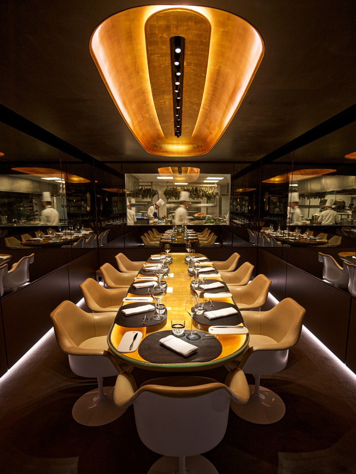 Grande vue sur la Table du Chef avec fenêtre ouverte sur la cuisine du Meurice, Paris - Dorchester Collection