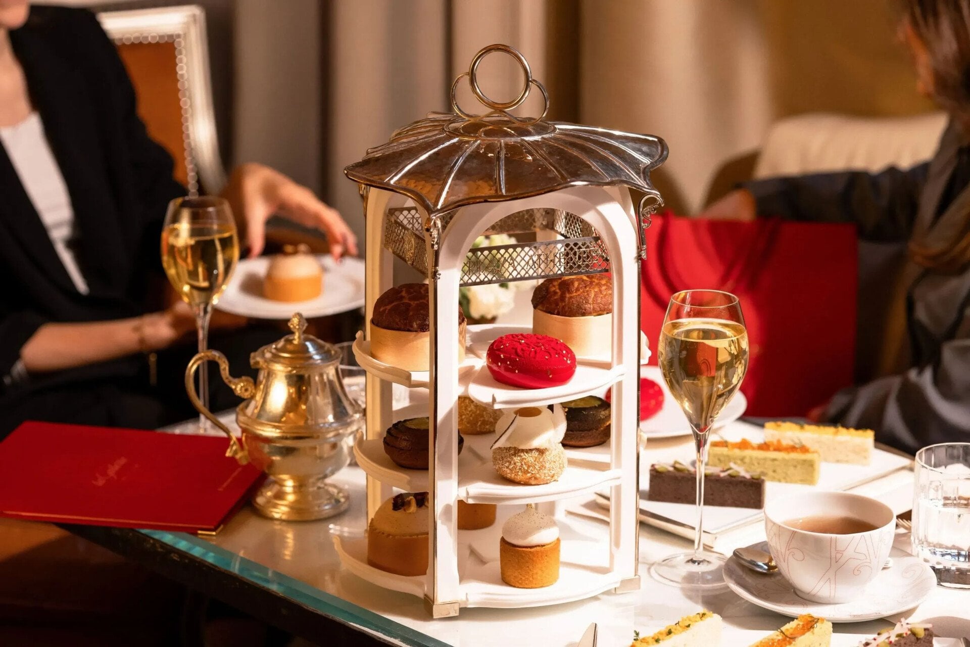 Hotel Plaza Athénée - Tea-Time La Galerie - Le Goûter du Plaza Athénée - Dorchester Collection