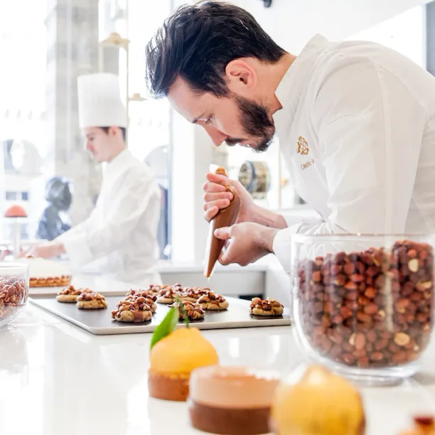 Cedric Grolet no trabalho na boutique em Le Meurice, Paris