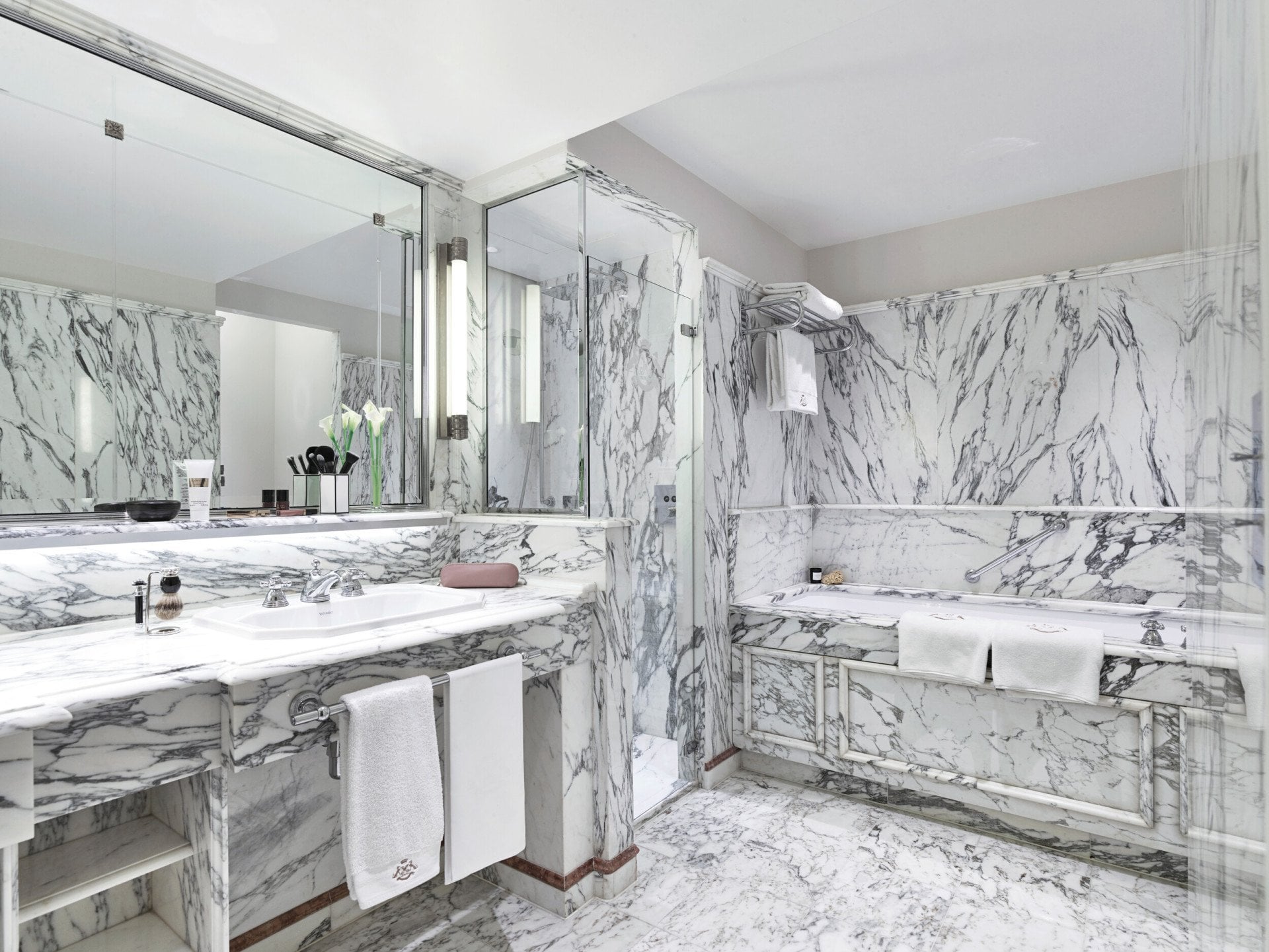Casa de banho em mármore de um quarto de luxo com banheira, no Le Meurice, Paris.