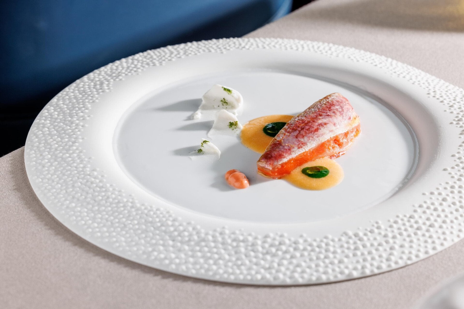 Filetto di triglia con varie salse su di un piatto