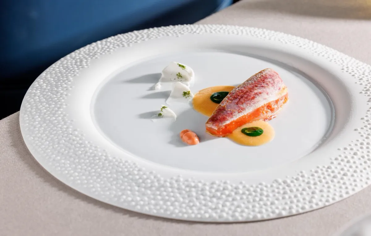 Filetto di triglia con varie salse su di un piatto