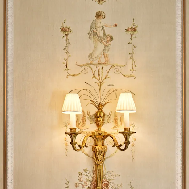 Candeeiro pendurado na parede do apartamento presidencial no Le Meurice, Paris.