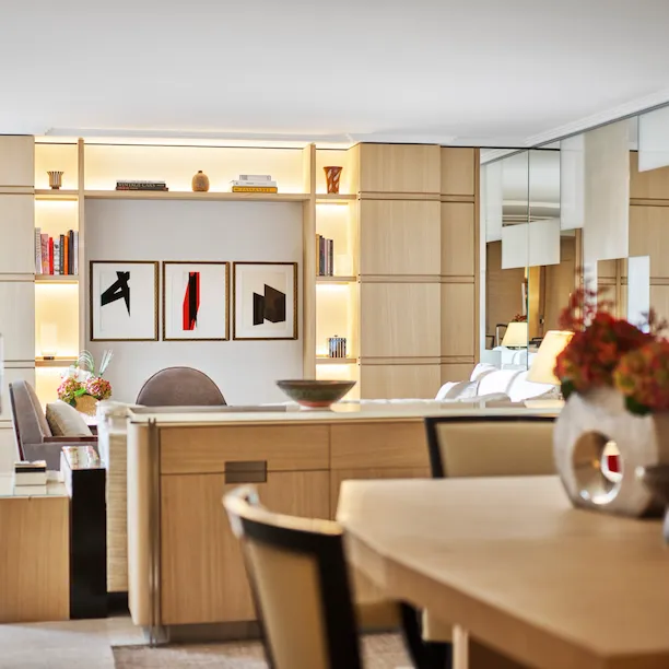 A Suite Salon de la Dupleix no Hotel Plaza Athénée.