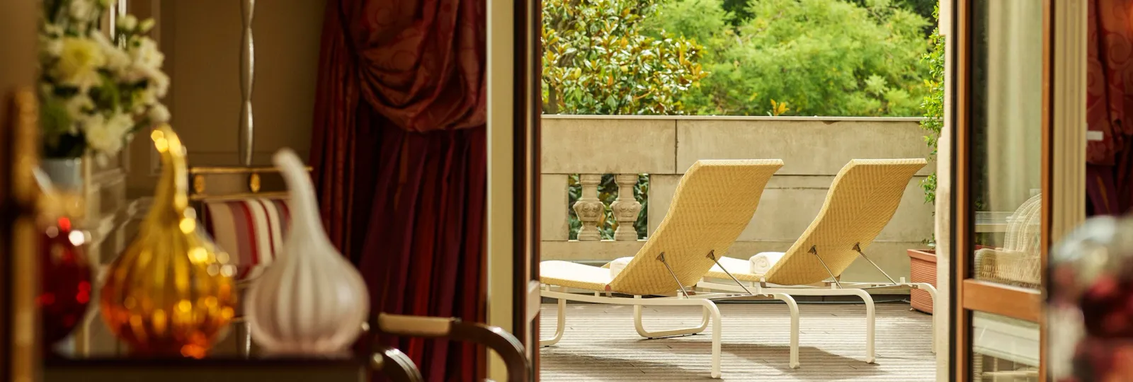 Vista della terrazza della suite con due sdraio