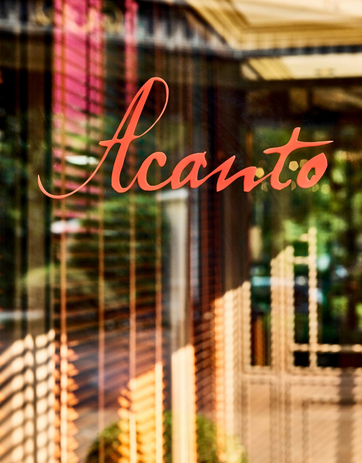 Porta del ristorante Acanto con il logo rosso