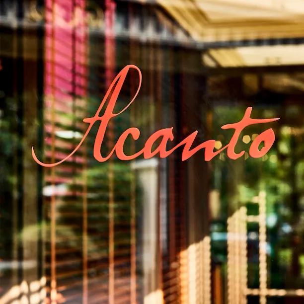 Porta del ristorante Acanto con il logo rosso
