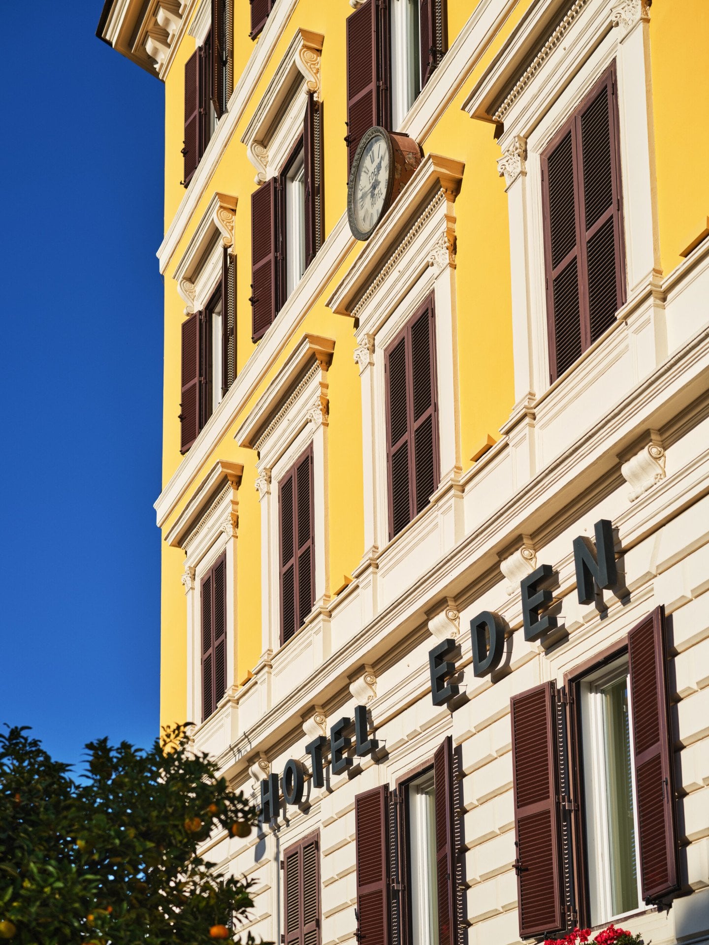 Dettaglio della facciata con orologio di Hotel Eden, Roma
